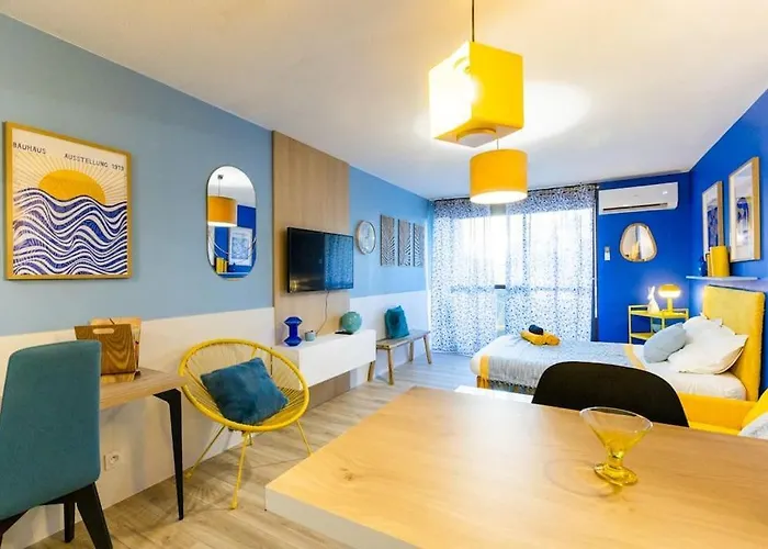 Neon Oasis - Parking - Terrasse - Wifi - Apartment